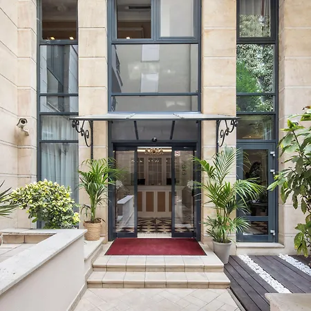 Queen's Court Hotel&residence 5*