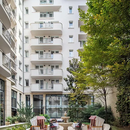 Queen's Court & Hotel 5*