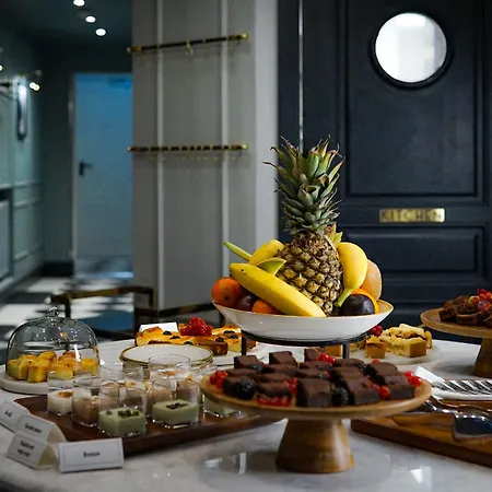 Queen's Court Hotel&residence 5*