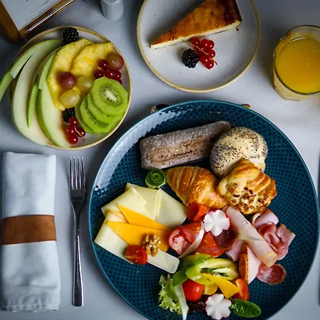 Hotel Queen's Court Hotel&residence 5*