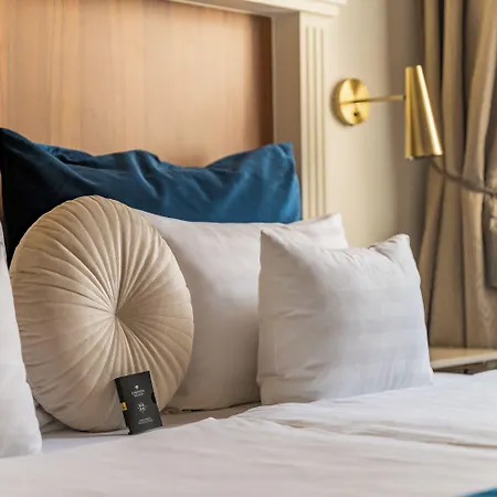 Hotel Queen's Court Hotel&residence 5*