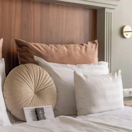 Queen's Court Hotel&residence Hotel