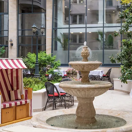 Hotel Queen's Court &