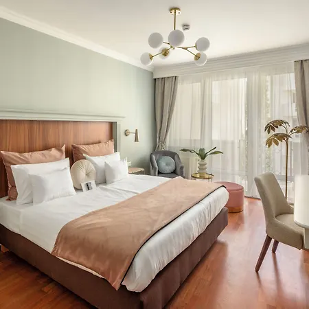 Queen's Court & Szálloda Budapest