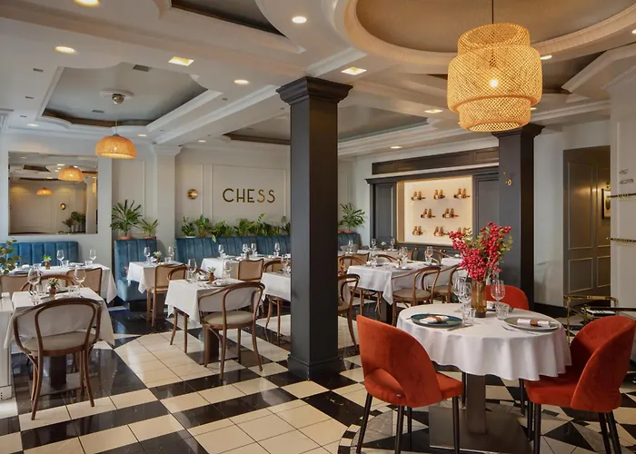 퀸스 코트 앤드