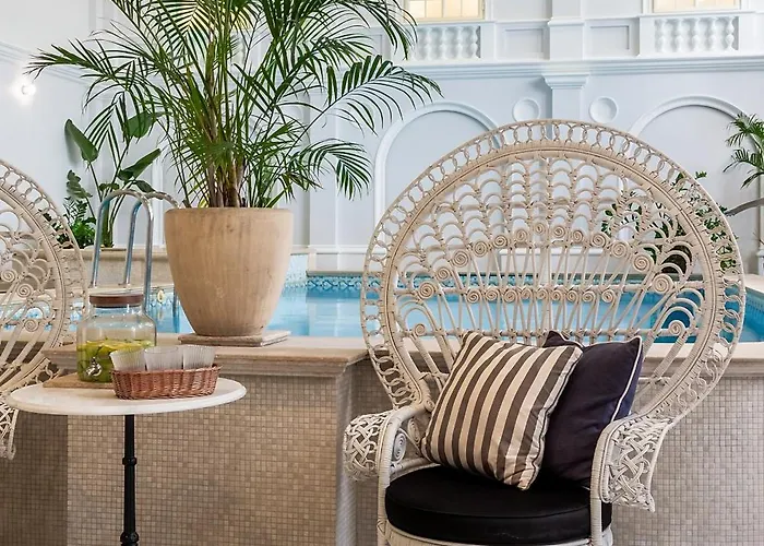 퀸스 코트 앤드 호텔 5*