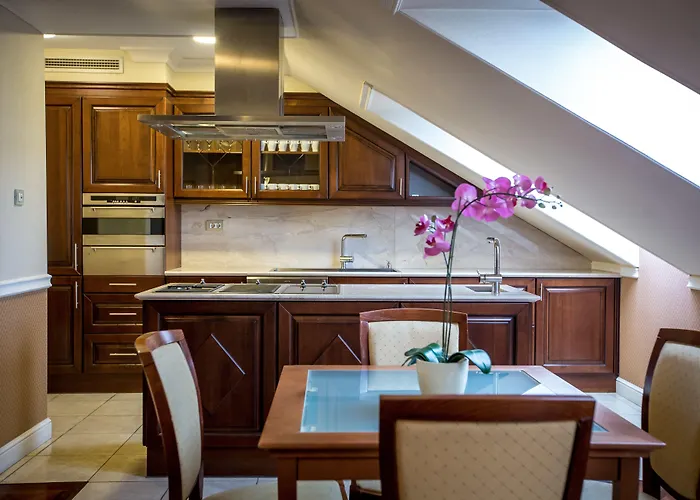 퀸스 코트 앤드 부다페스트