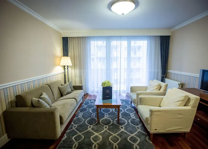 퀸스 코트 앤드