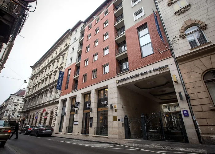 퀸스 코트 앤드 호텔