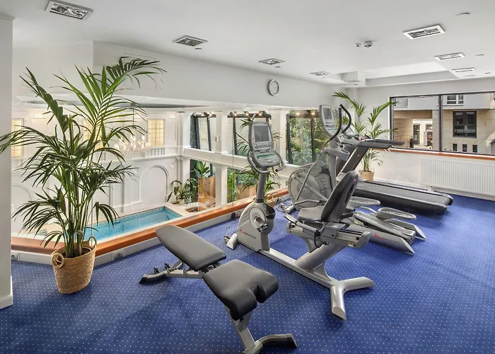 호텔 퀸스 코트 앤드