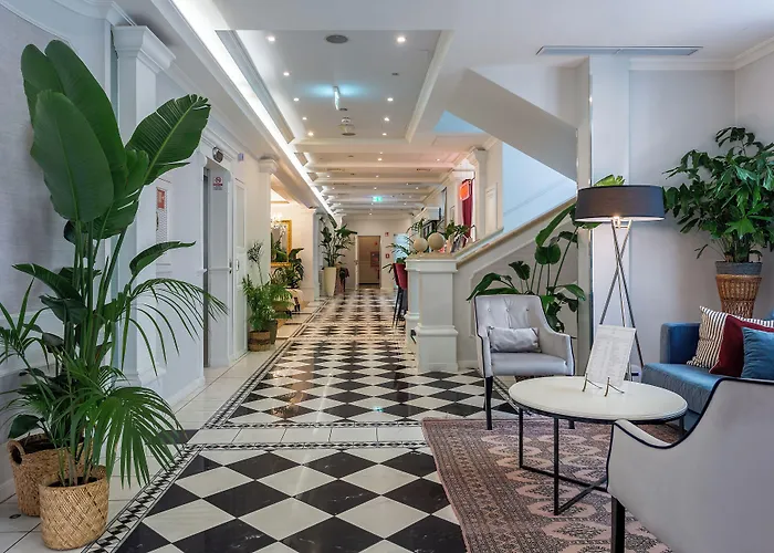 Hotel Queen's Court & 5*