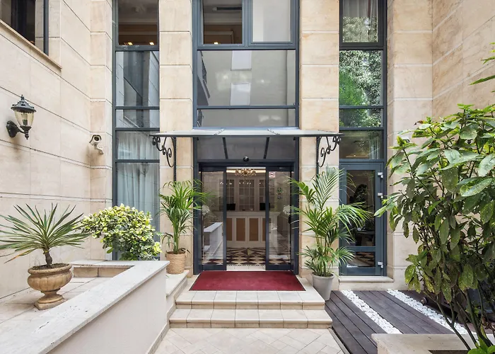 Queen's Court & 5*