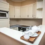 Hotel Queen's Court & 5*