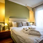 Hotel Queen's Court & Budapest