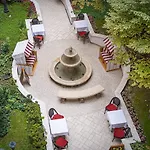 Queen's Court & Hotel 5*