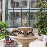 Hotel Queen's Court & Budapešť