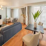 Queen's Court & 5*