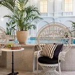 Queen's Court & Hotel 5*