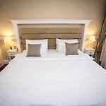 Queen's Court & Hotel 5*