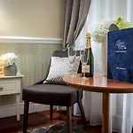 Hotel Queen's Court & 5*
