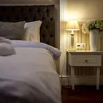 Hotel Queen's Court &