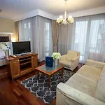 Queen's Court & 5*