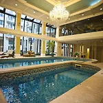 Hotel Queen's Court &