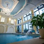 Hotel Queen's Court &