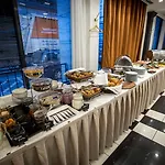 Hotel Queen's Court & 5*