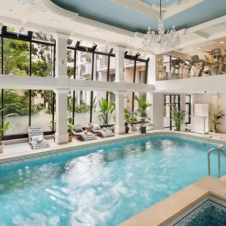 Hotel Queen's Court & Budapest