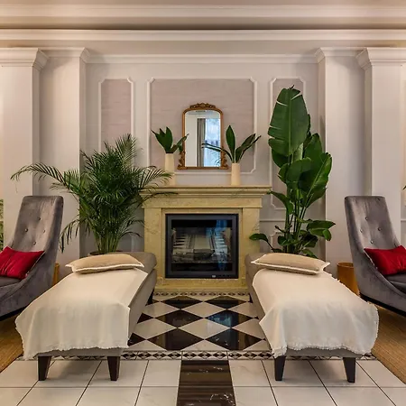 Queen's Court & 5* Budapest