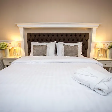 Hotel Queen's Court &