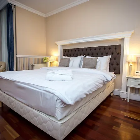 Hotel Queen's Court &