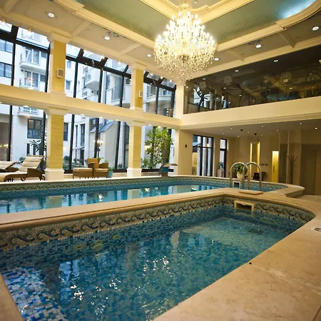 Hotel Queen's Court &