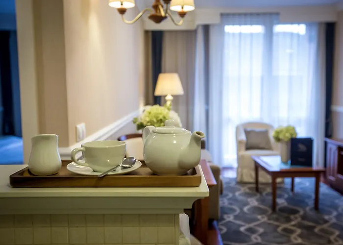 Hotel Queen's Court & Budapest