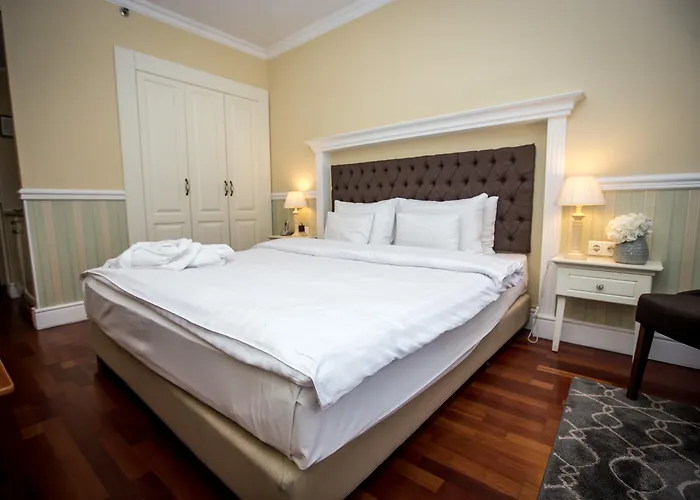 Hotel Queen's Court & Budapest