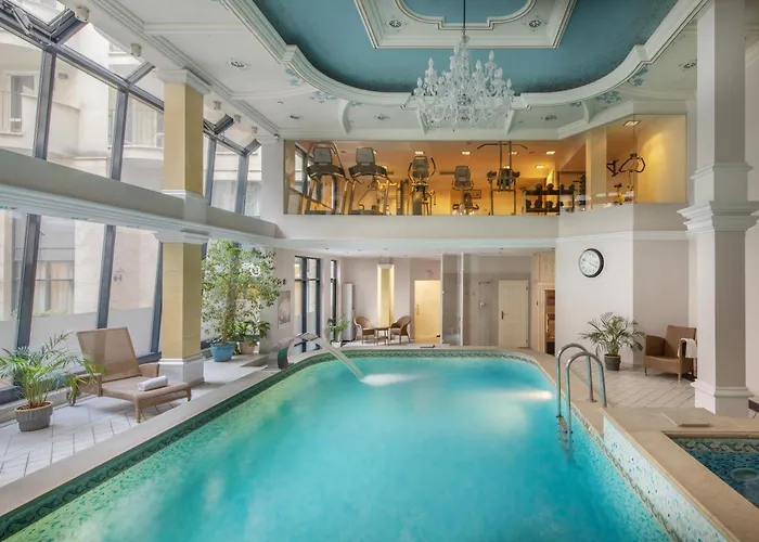 Hotel Queen's Court &