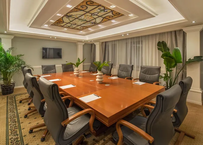 Hotel Queen's Court & Budapest