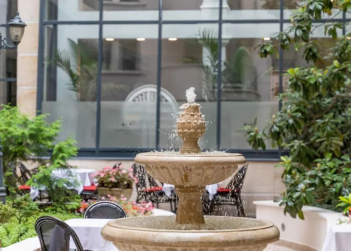 Hotel Queen's Court & Budapest