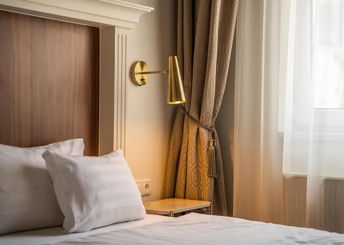 Hotel Queen's Court & 5*