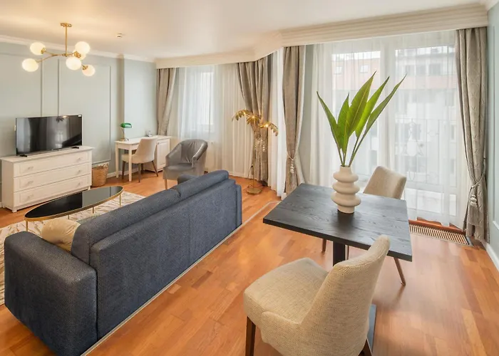 Queen's Court & 5*