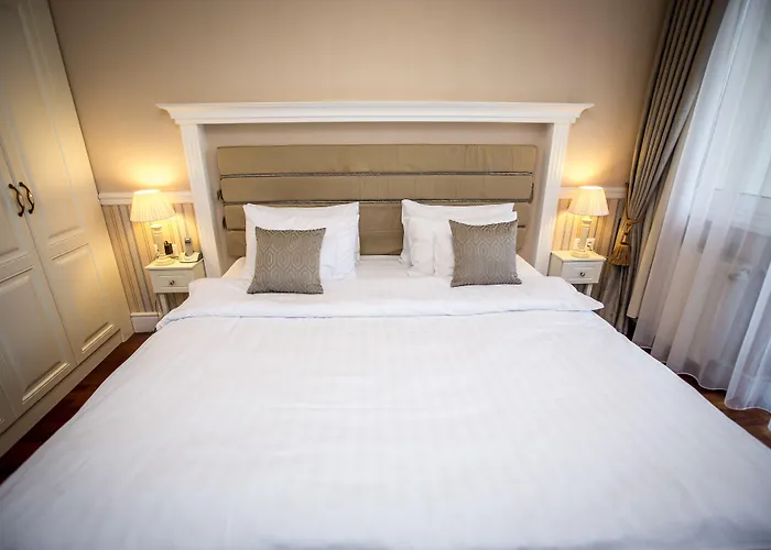 Queen's Court & Hotel 5*