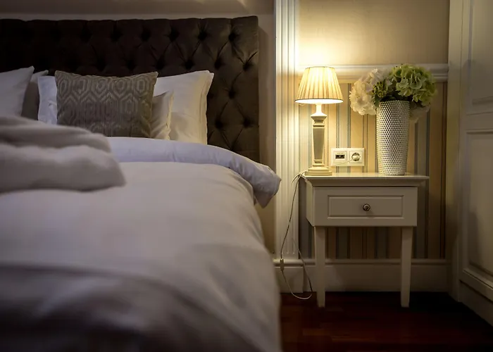 Hotel Queen's Court &