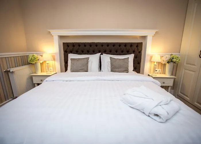 Hotel Queen's Court &