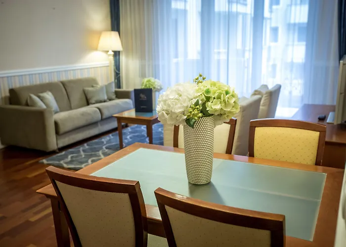 Hotel Queen's Court & 5*