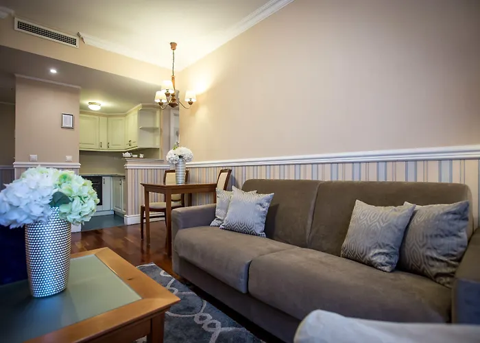 Hotel Queen's Court & 5*
