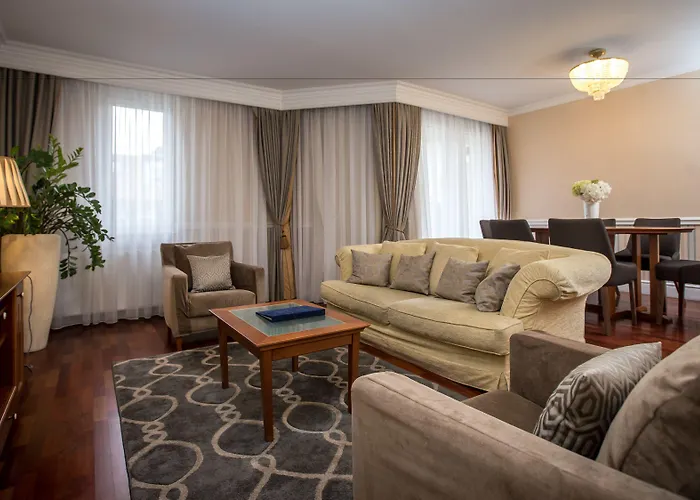 Hotel Queen's Court & 5*