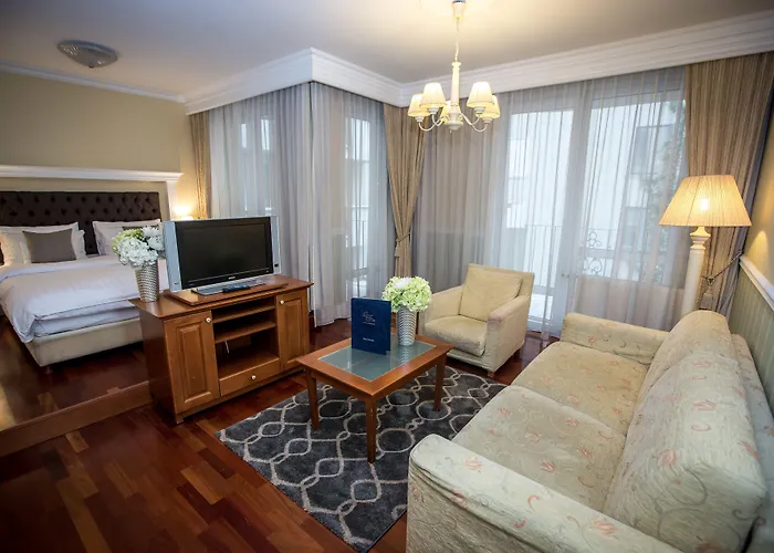 Queen's Court & 5*