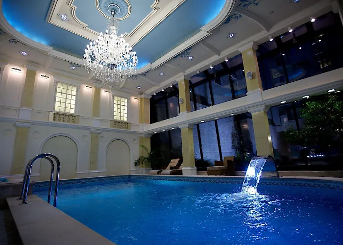 Queen's Court & Hotel 5*