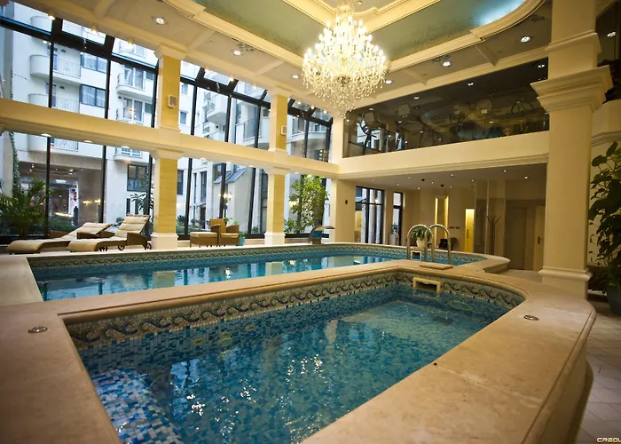 Hotel Queen's Court &